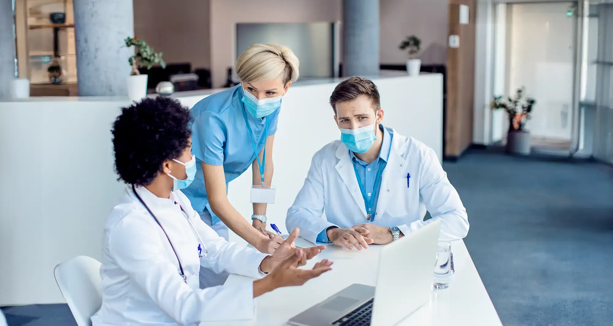meeting-of-medical-professionals-fullscreen-hero-desktop