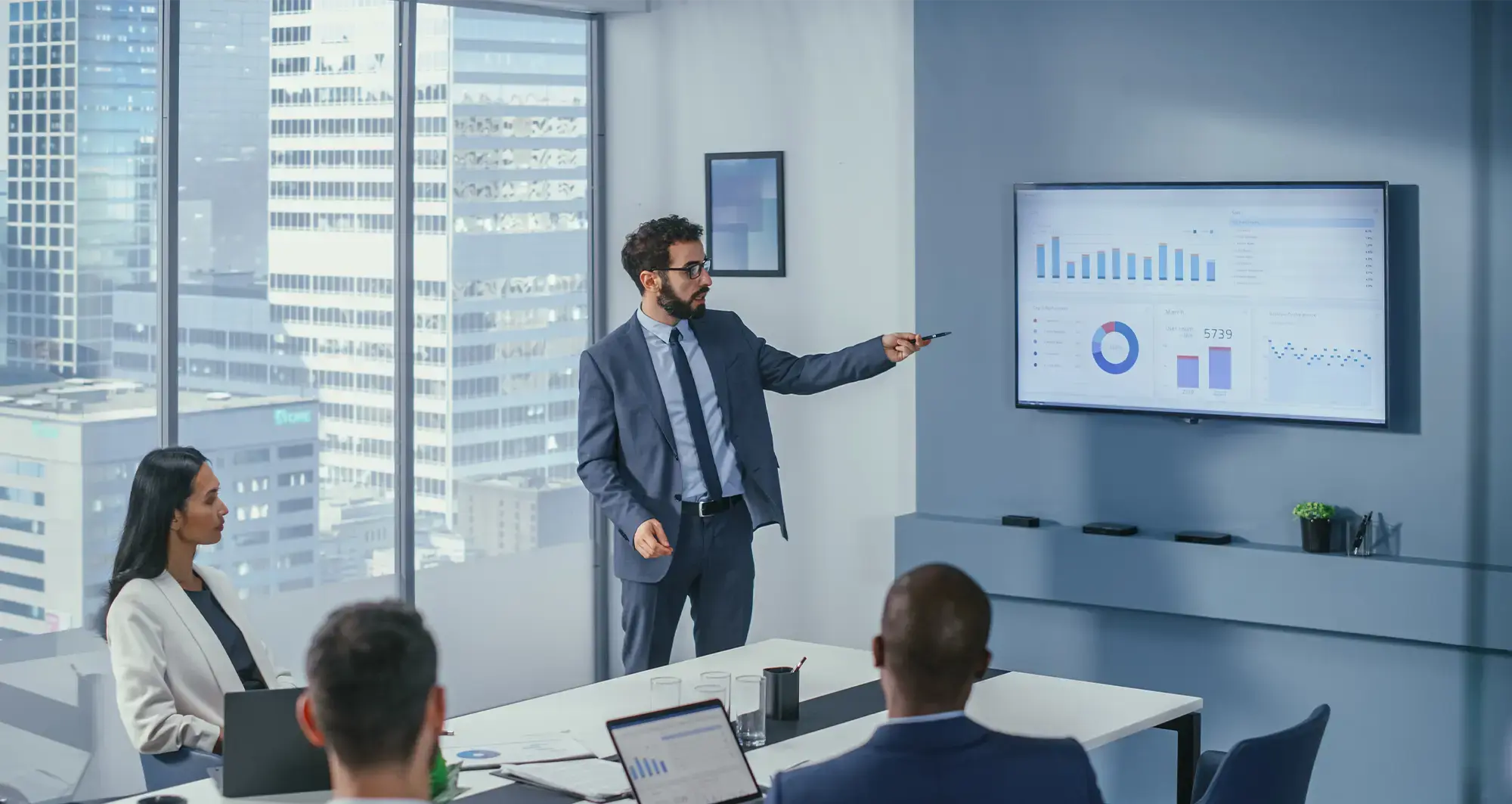 office-worker-giving-presentation-fullscreen-hero